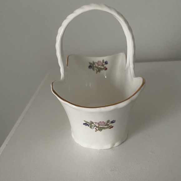 Royal Tara China Basket vintage collectors - Picture 5 of 5